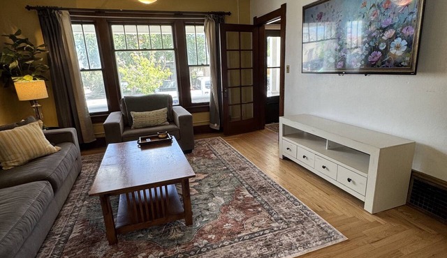 Cowgirl Cottage – Western Charm, Walk to Jubilee Days/Downtown & UW