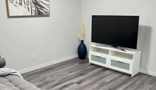 Cozy 1 bedroom basement suite on Howse Crescent + 15 minutes to Airport