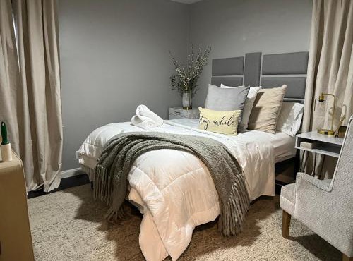 Cozy, 1st floor apartment with 2bdrms Plus Semi private TV room with Futon Family Friendly Close to Everything Pets welcome with Fee