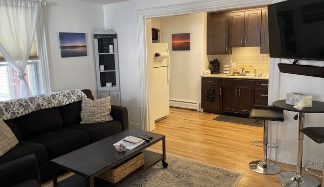 Cozy- 2-Bedroom clean and Quiet- Maple St. Walk anywhere