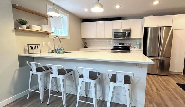 Cozy 2 Bedroom Suite Near Hiking and Parks!