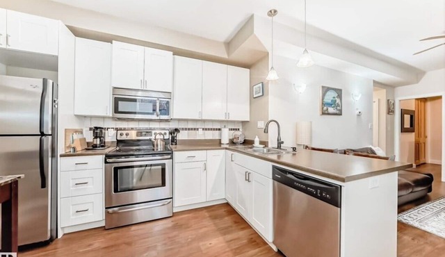 Cozy 2 Bedroom Suite - Walk to Downtown St. Albert