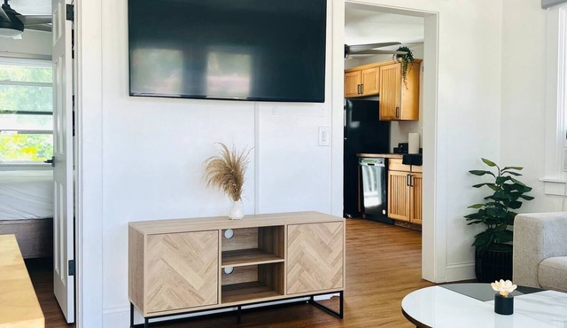 Cozy 2 Bedroom Cottage 2 Minute Walk to the Coast