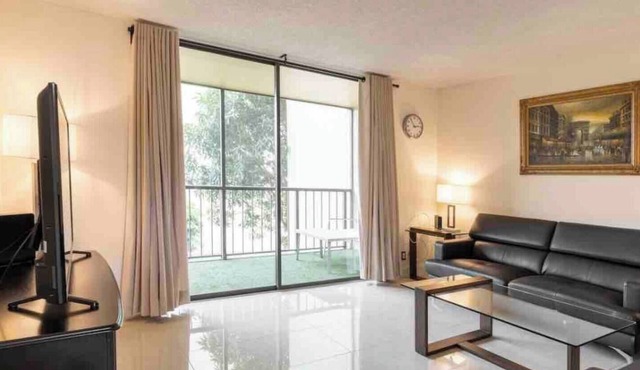 Cozy 2-bedroom condo with WiFi, AC in charming West Palm Beach