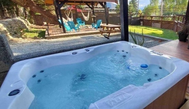 Cozy 2BR Cottage w/Hot Tub! Walk to the Beach!