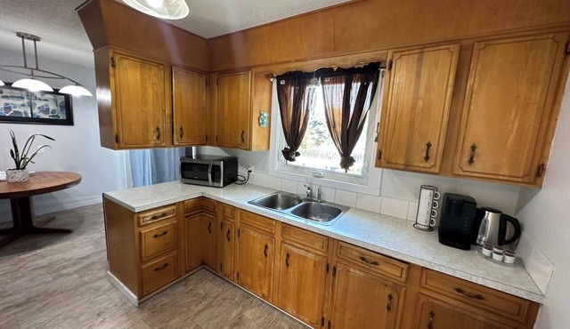 Cozy 3-bedroom house in amazing The Pas with WiFi, great for working crews