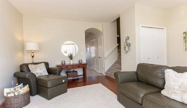 Cozy 3-bedroom townhouse in Red Deer. Family and Business friendly