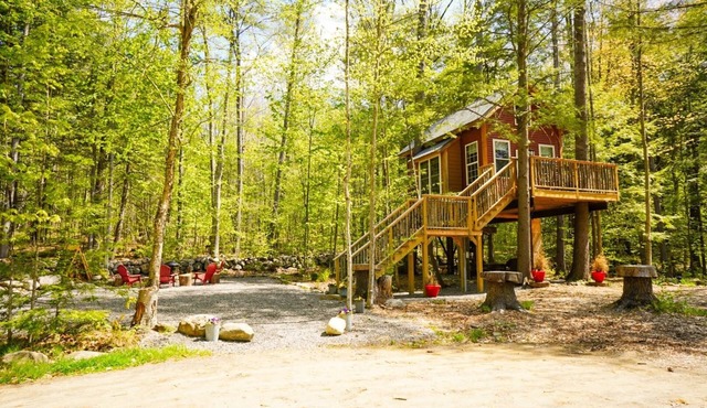 Cozy 4 season Treehouse - 30 minute drive to ski!