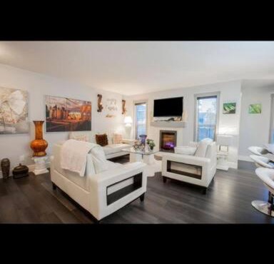 Cozy and beautiful 3 bedroom house close to lake