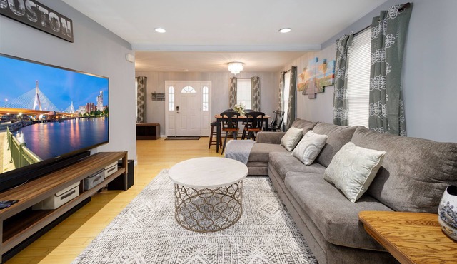 Cozy and Convenient Home 3BR 2BA Pleasantly comfortable suburban home