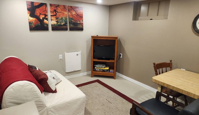Cozy Basement Suite Near Downtown (Non-Smoking) n