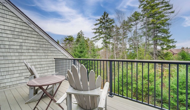 Cozy Bretton Woods Ski-In/Ski-Out Condo w/Deck!