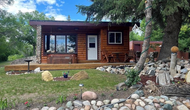 Cozy Cabin at Kannata Valley Sleeps 4 Overlooking Last Mountain Lake Pets Okay