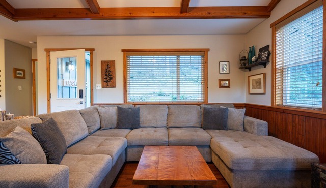 Cozy Cabin Getaway. Fireplace, king bed, hot tub, Pet OK.