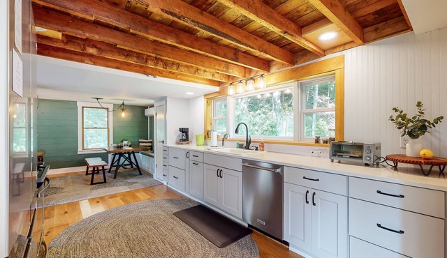 Cozy cabin w/mountain view, brook, dog-friendly, firepit, deck, wifi, TVs, BBQ