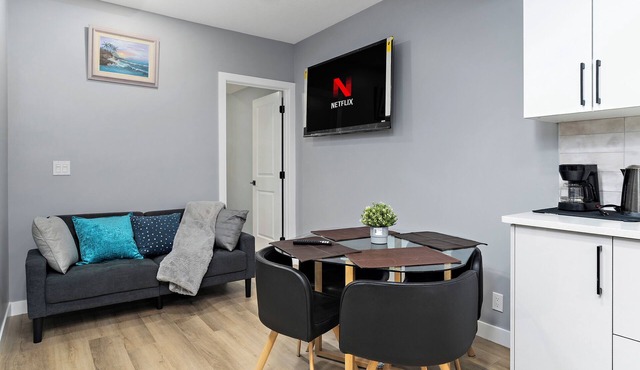 Cozy & Classy 2 Bedroom Private Basement Suite INetflix Free Parking Close 2 WEM