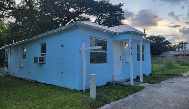Cozy Cottage with large backyard! Mins from beach