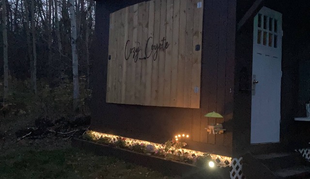 Cozy Coyote Chalet Pet friendly off grid n25 mins from downtown Edmonton