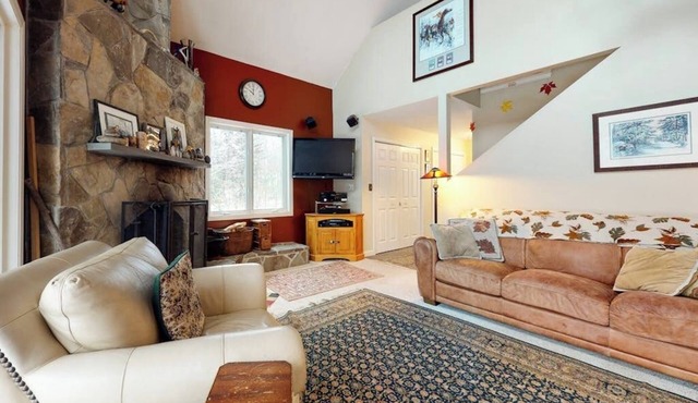 Cozy, Dog-Friendly Home with High-Speed WiFi & Deck