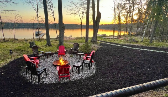Cozy Eagle River Lakeside Log Cabin on Sunset Lake