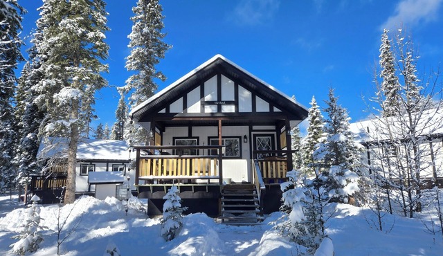 Cozy Fireside Cottage - The Rock