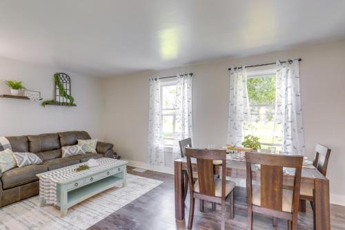 Cozy Greenwich Vacation Rental w/Fire Pit