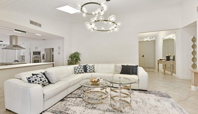 Cozy home with big pool and BBQ in Wellington!