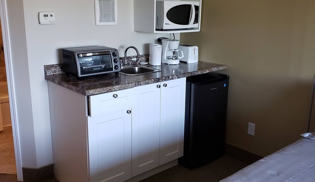 Cozy Hotel Downtown Medicine Hat. 5 Minutes off the highway!