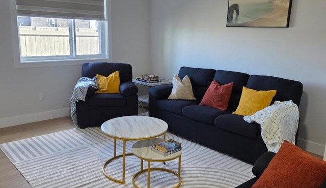 Cozy Irvine Creek Walk-Out Suite 10 mins to YEG