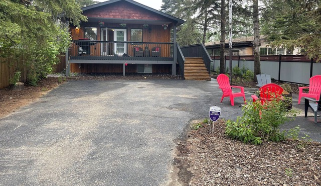 Cozy lakeshore cabin block from lake