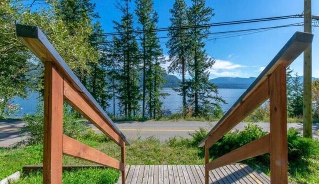 Cozy Log Cabin by the Lake