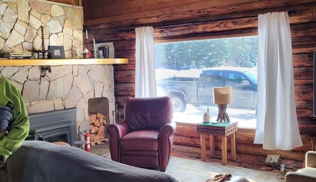 Cozy Log House on Private Acreage 20 Minutes from Nelson.