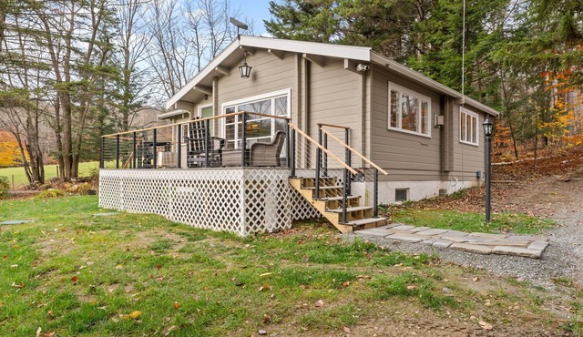 Cozy Modern 3-bedroom cabin, mountain views just 20 minutes from Jay Peak.