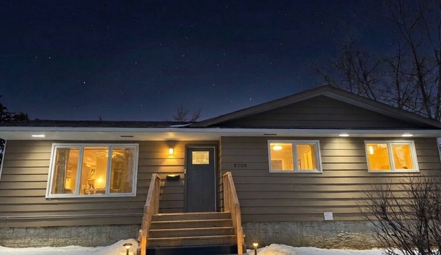 Cozy Modern Farmhouse, Steps from Mirror Lake!