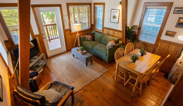 Cozy Mountain View Cove-side Cottage & Sauna