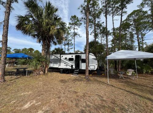 Cozy new camper on lake front & access to fishing