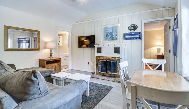 Cozy New Hampshire Cottage w/Deck, Near Skiing!