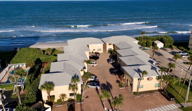 Cozy oceanside condo in peaceful Satellite Beach