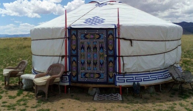 Cozy, off-grid Mongolian Yurt. Pet friendly, next to Joyful Journey hot springs.