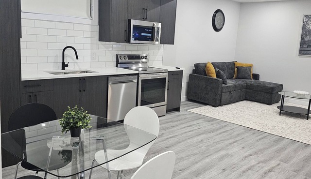 Cozy on Baywater! 15 minutes from Calgary International Airport
