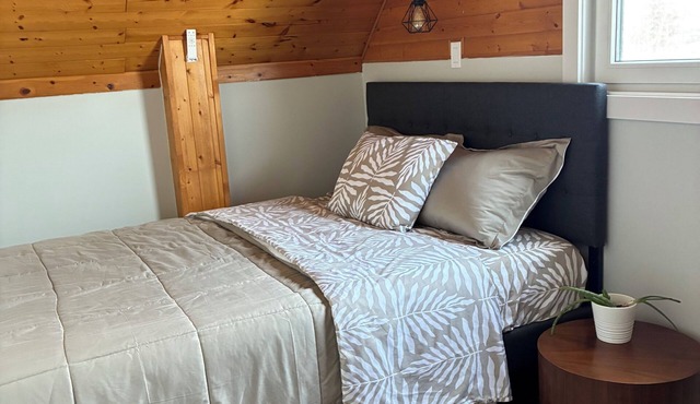 Cozy private entire home in Stettler. Walking distance to commercial areas.