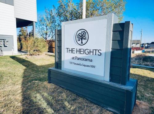 Cozy Private Room Near Calgary Airport with Parking