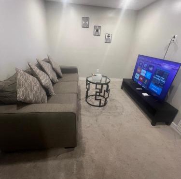 Cozy Private Suite with Parking near restaurants