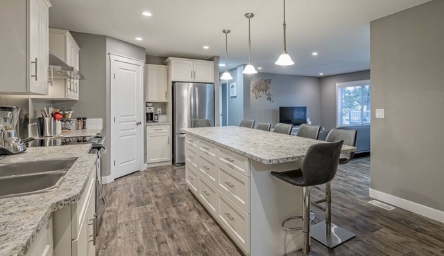 Cozy Rancher with Hot Tub near Lake Access & Ski