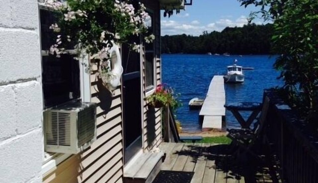 Cozy seasonal lakefront cottage with gorgeous views!