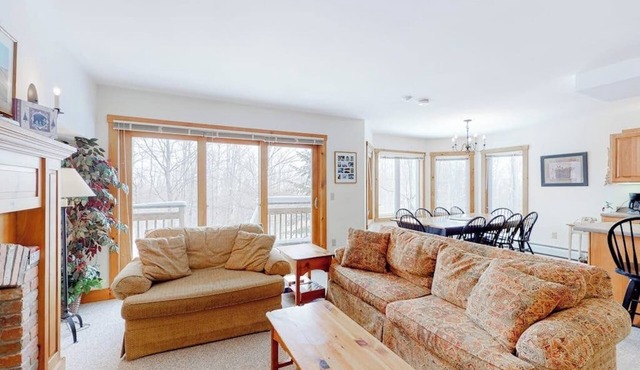Cozy ski-in/ski-out home next to Grammy Jay trail with fireplace, mountain views