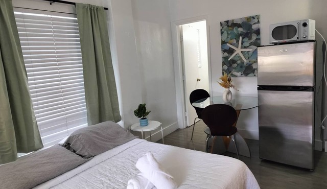 Cozy studio in Hollywood 101