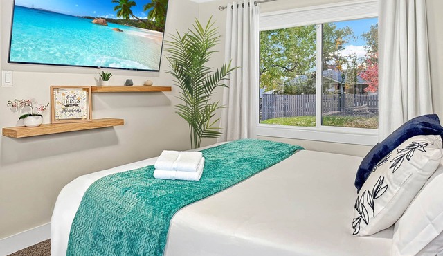 Cozy Suite | 5 Min to DT | Self Check-In | 75" TV