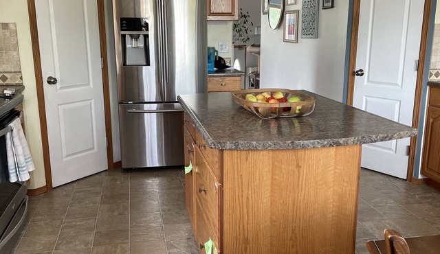 Cozy three bedroom retreat; 60 minutes to mountains! Discount for longer stay