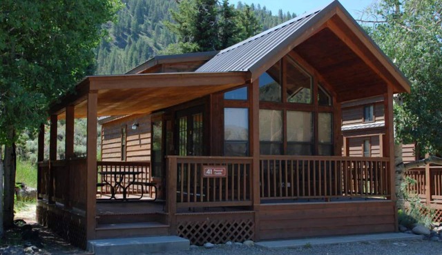 Cozy "Tiny Home" style Cabin Perfect for Couples and Families